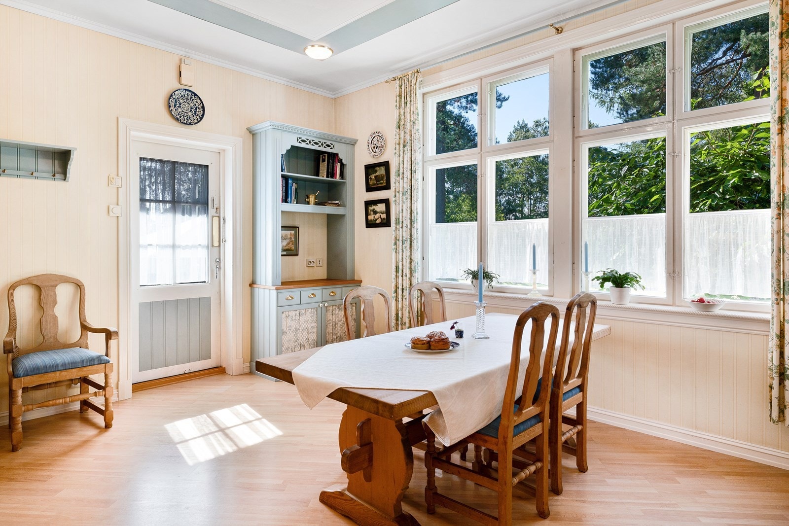 Fra kjøkkenet har du adkomst til en sørvestvendt uteplass og hage. Galleribilde