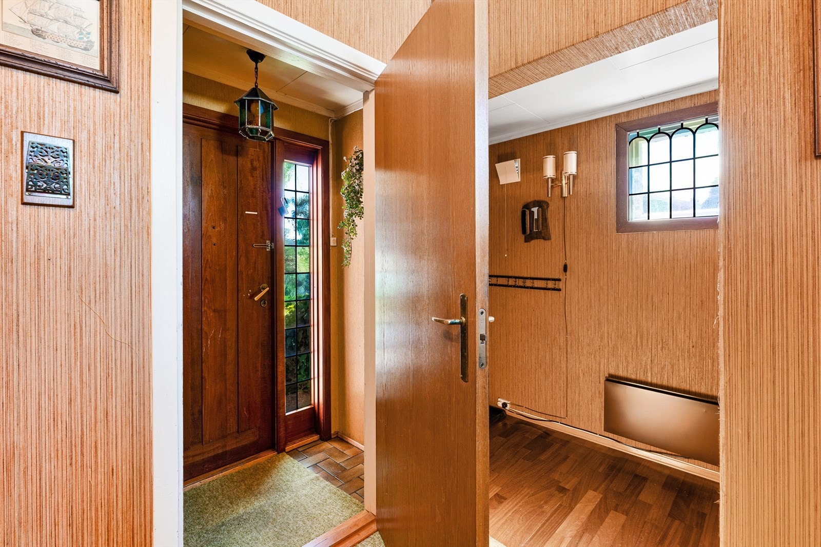 Velkommen inn. Entré med god plass til oppbevaring av både sko og yttertøy. Galleribilde