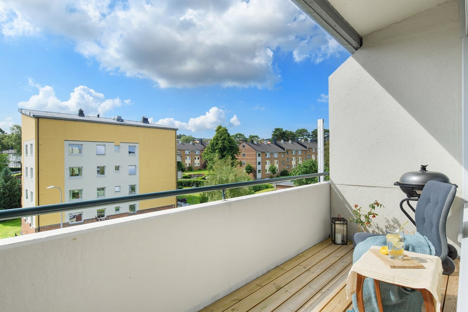 Balkongen har gode solforhold og har plass til utemøbler og grill hvor en kan nyte solen. Galleribilde