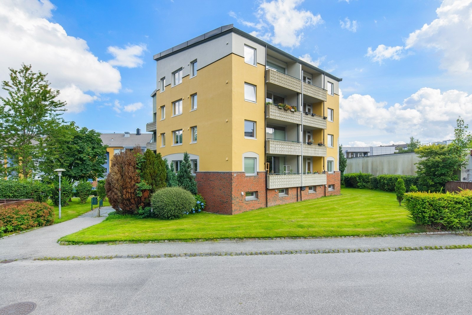Borettslaget har oppgradert fasaden og vinduene i 2017. Galleribilde