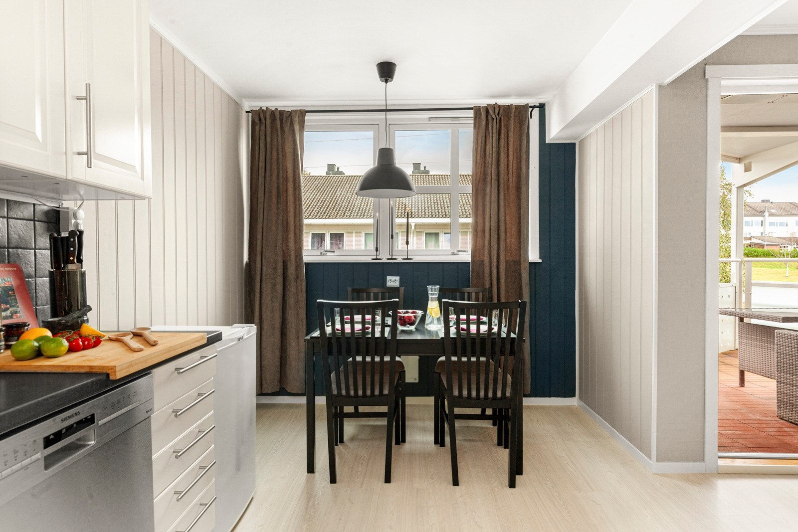 God plass til et stort spisebord. Galleribilde