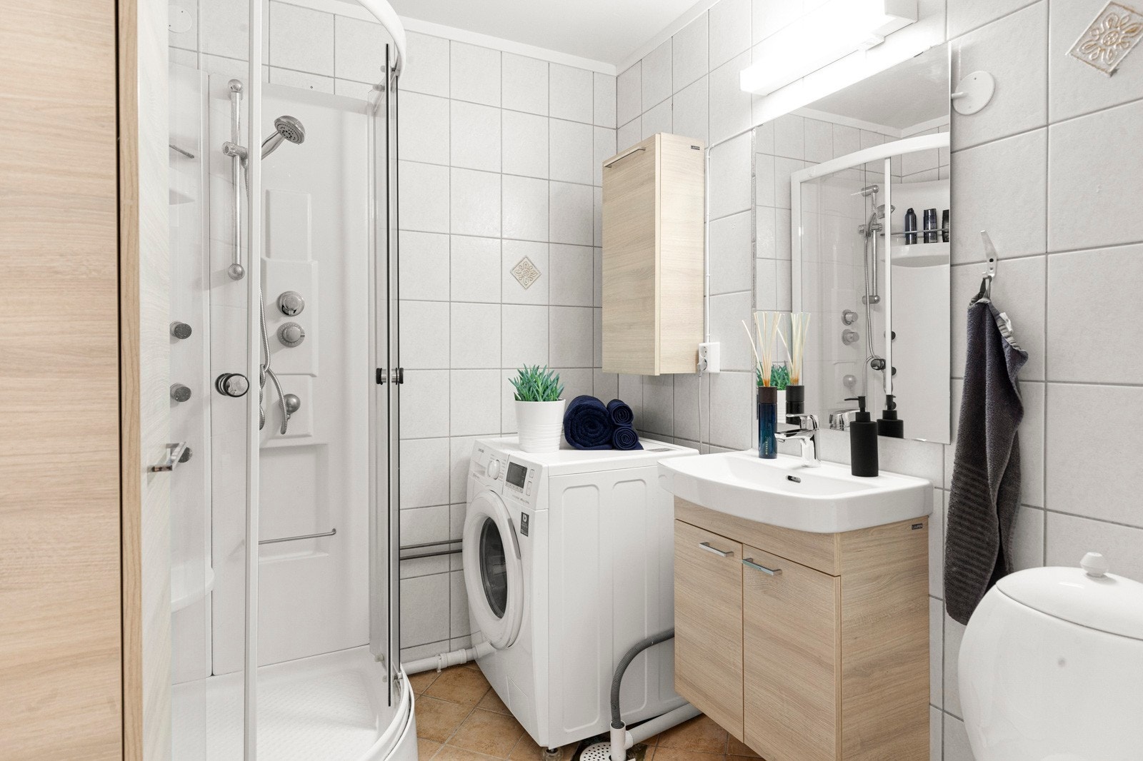 Badet har flis på gulv og vegger fra tidligere av, men innredningen er fra 2017. Galleribilde