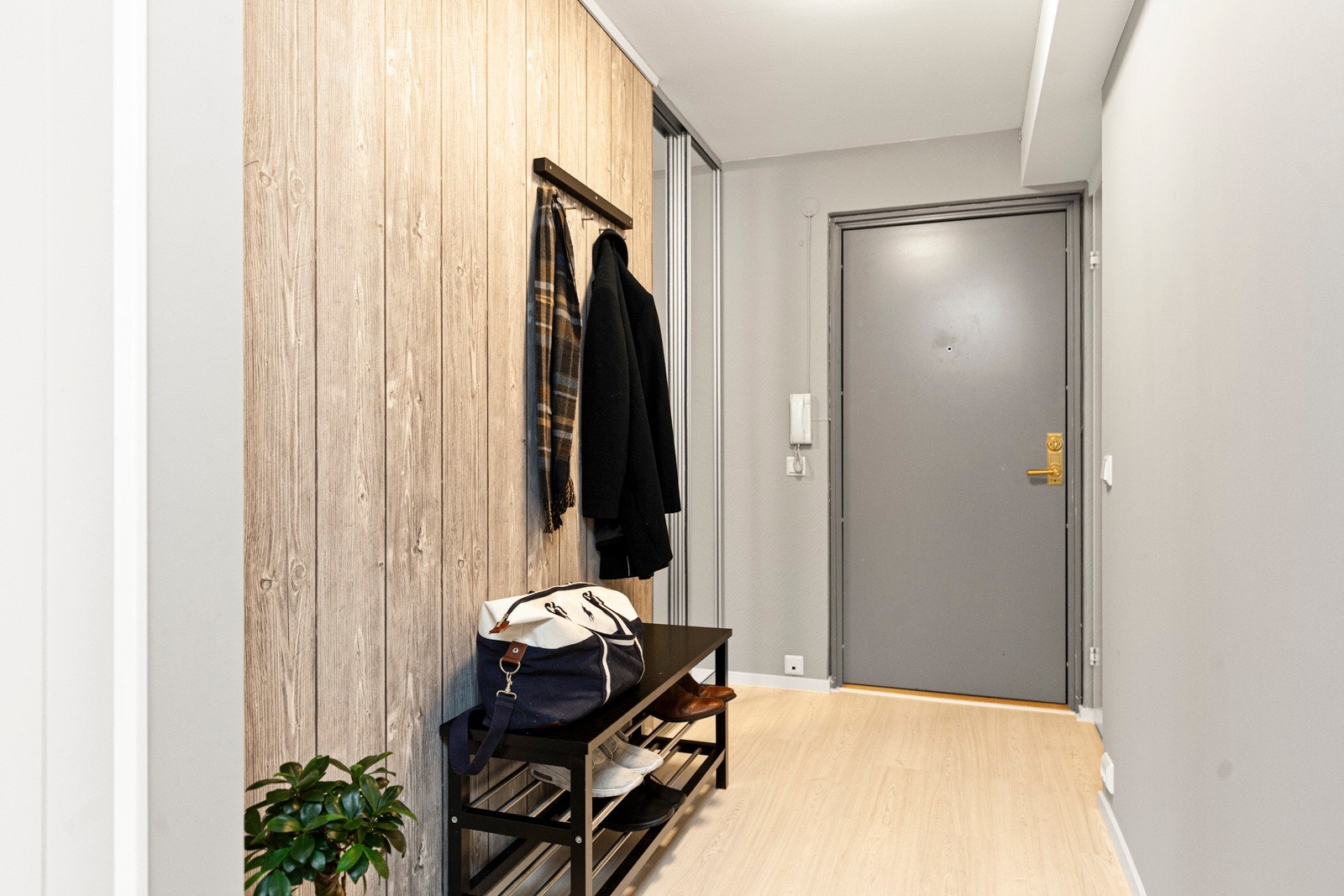 Velkommen inn! Velholdt, romslig og fin leilighet på 56 kvm beliggende i 2.etasje i enden av blokka. Galleribilde