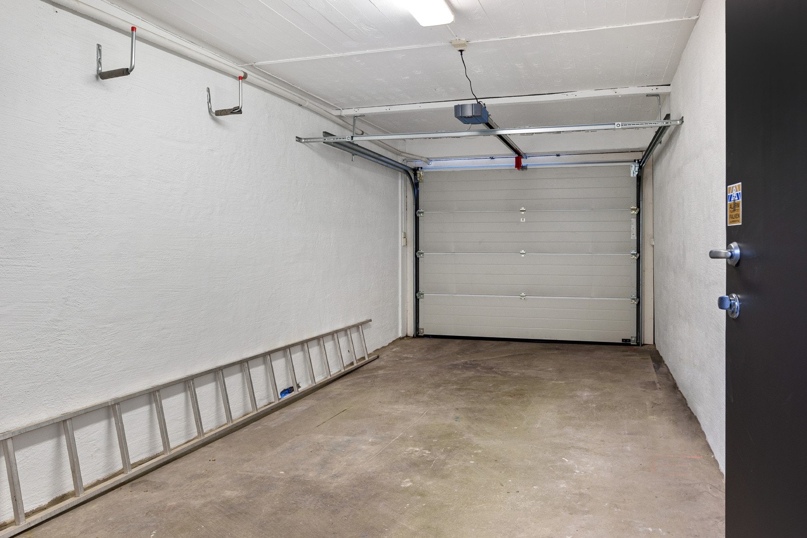 Garasjen som har direkte adkomst til boligen Galleribilde
