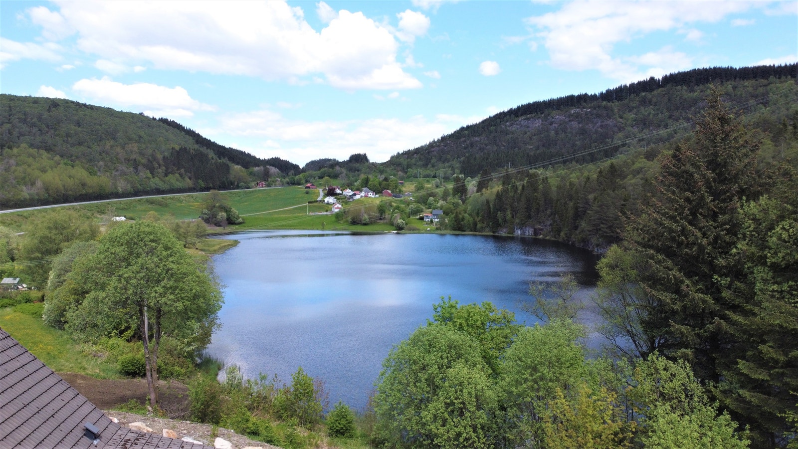 Tomten ligger i Isdal med utsikt mot Isdalvatnet og flotte gårder Galleribilde