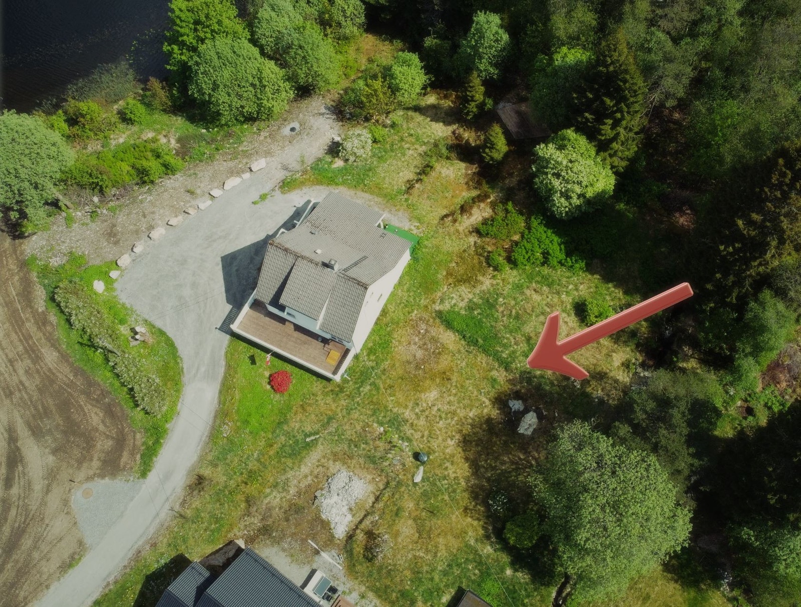 Tomten er på ca 1 mål og ligger i et etablert område for eneboliger. Galleribilde