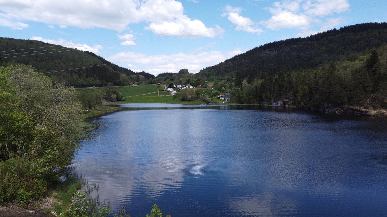 Idyllisk beliggenhet, og likevel meget sentralt plassert. Ta kontakt for visning. Galleribilde
