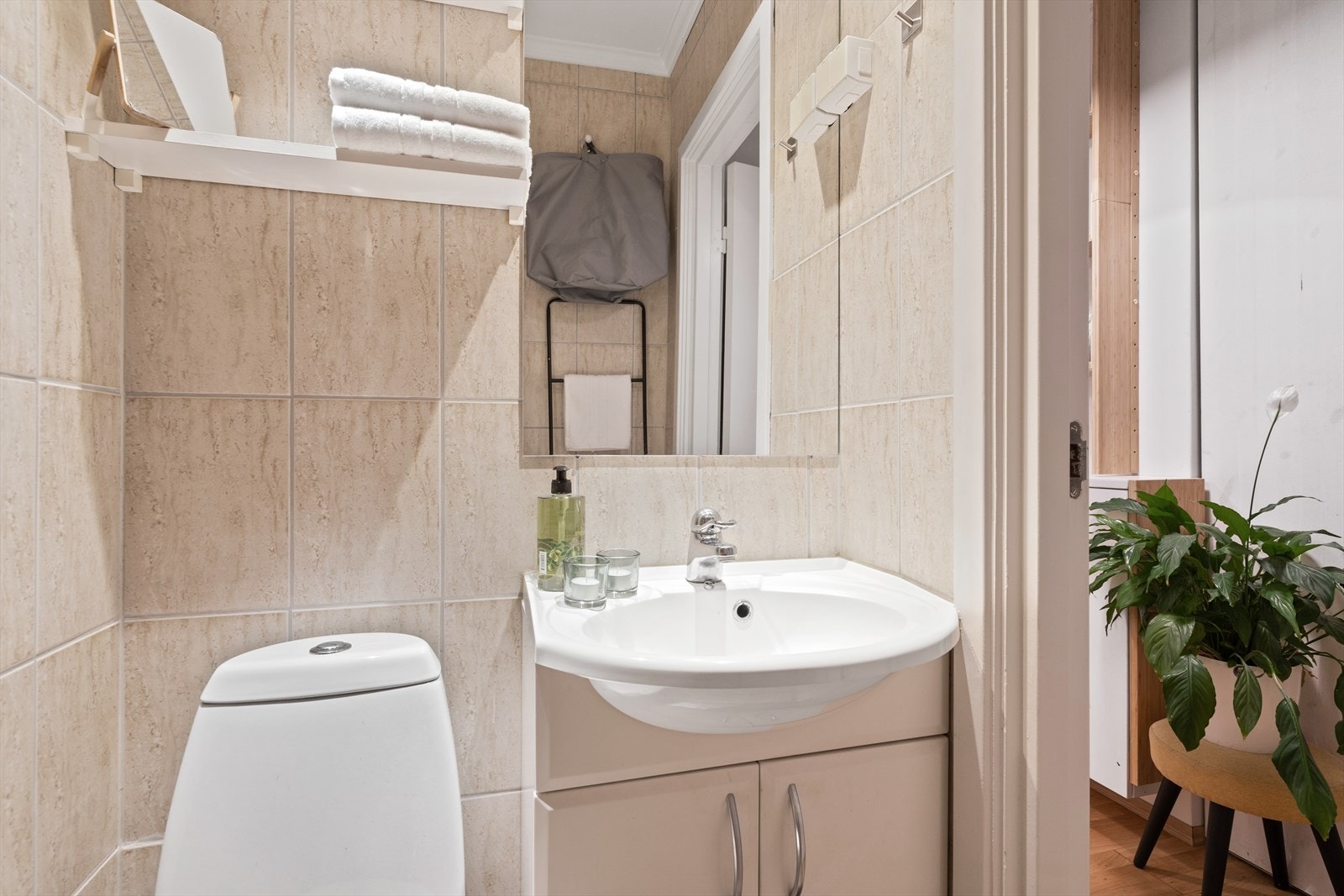 Badet har servant i innredning og det er montert ekstra hyller. Galleribilde