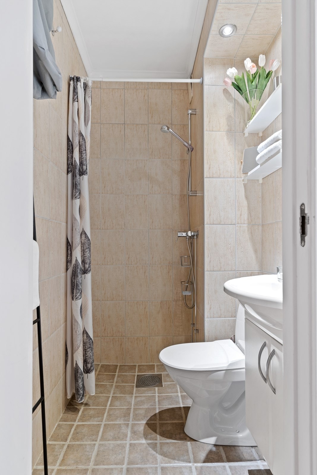 Pent flislagt bad med dusjhjørne. Galleribilde