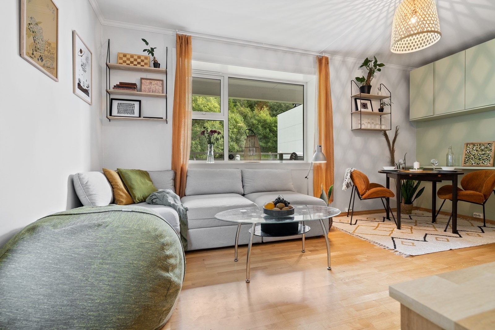 Stuen er praktisk utformet og har plass til både sofa og spisestue med tilhørende møblement. Galleribilde