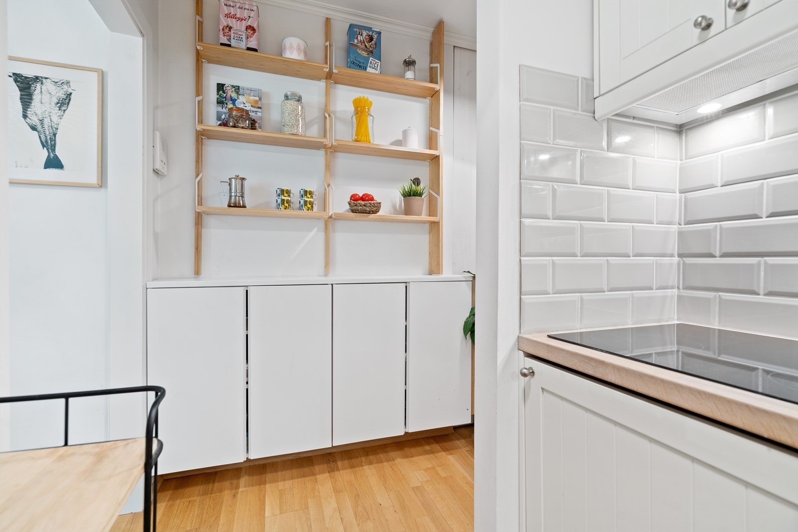 Alt areal er godt utnyttet slik at det er mye hyller og skap til oppbevaring. Galleribilde