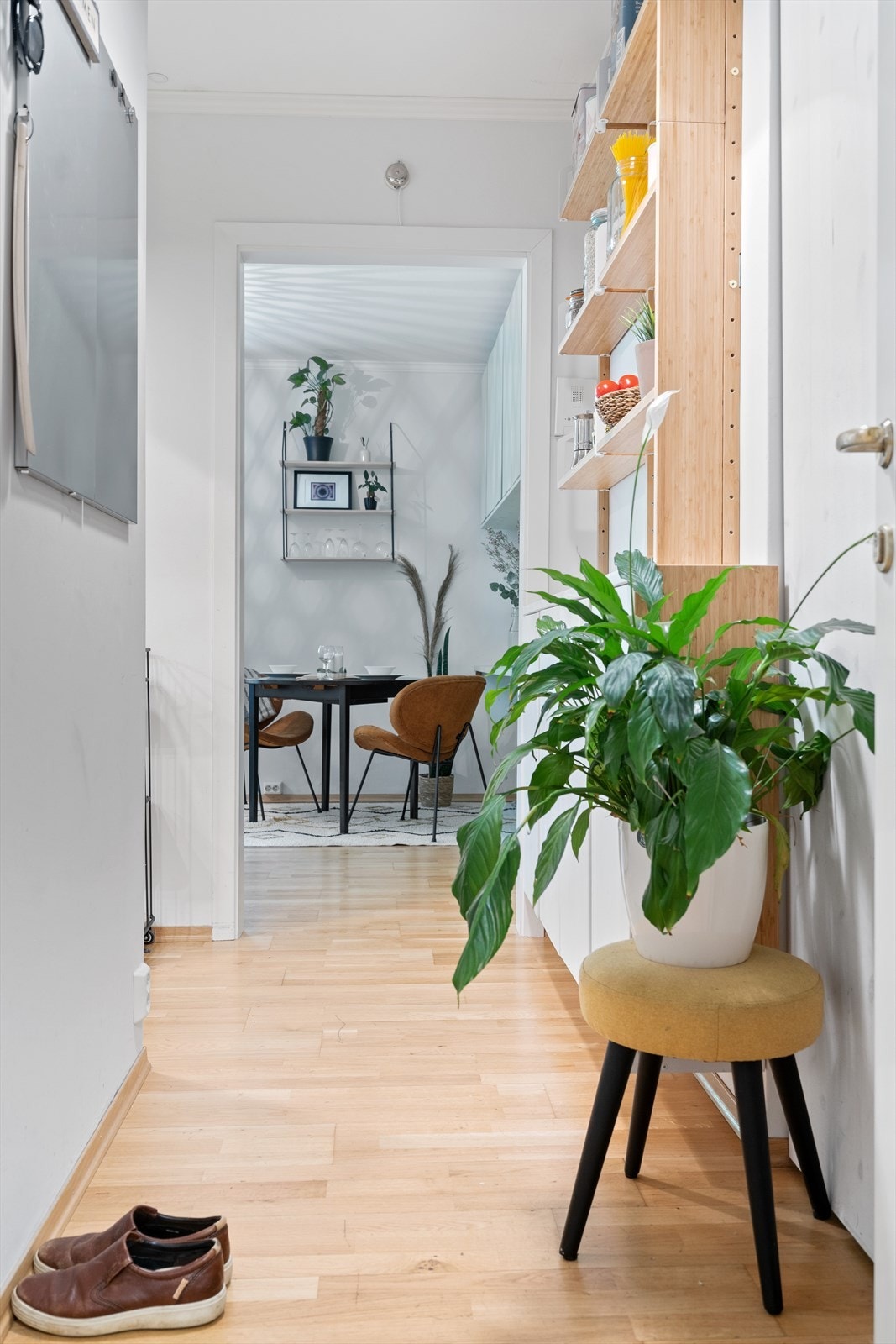 Velkommen inn i entréen! Når du kommer inn fr du bad og deretter kjøkken på venstre hånd og oppholdsrommet rett frem. Galleribilde