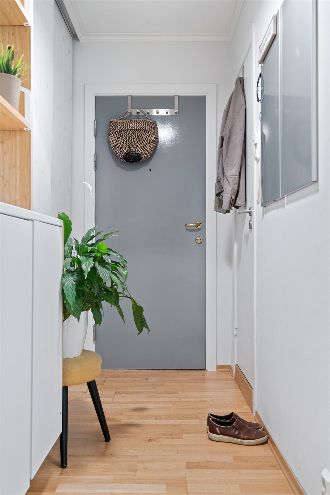 Entréen er meget lys og innbydende. Innredet med skyvedørsgarderobe. Galleribilde