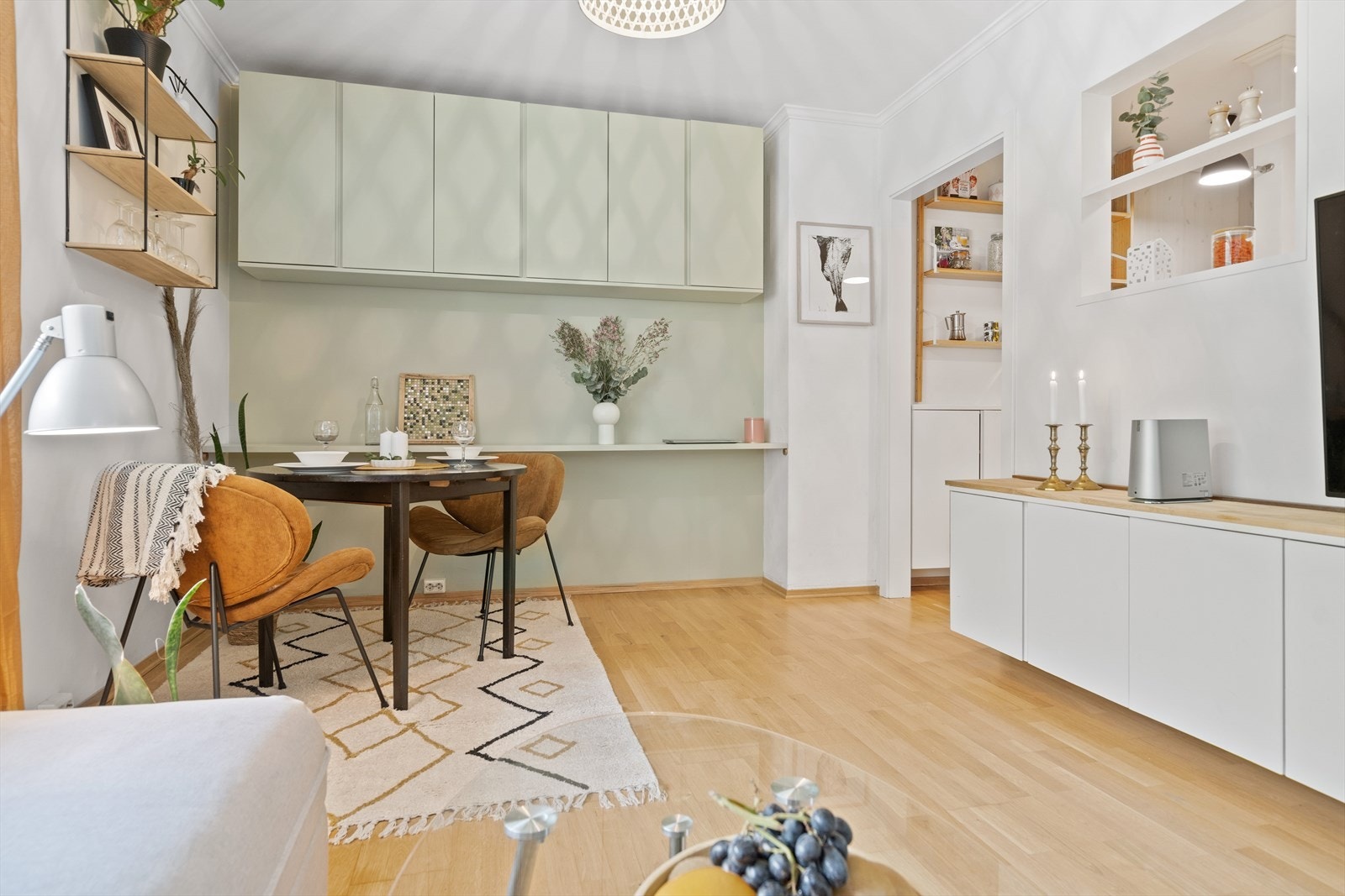 Her er det godt med oppbevaringsplass og en praktisk gjennomgående hylle inn til kjøkkenet. Galleribilde