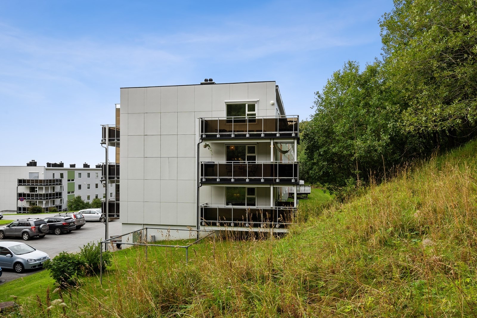 Leiligheten har fin og skjermet beliggenhet på hjørnet av bygget. Galleribilde