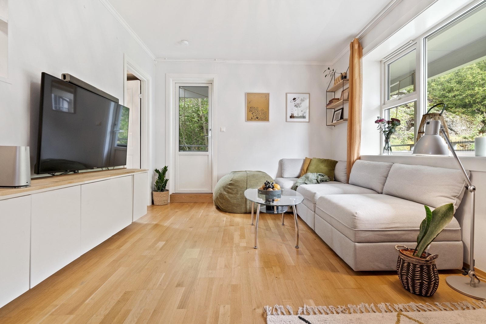 Stuen har utgang til en fin og romslig balkong. Galleribilde