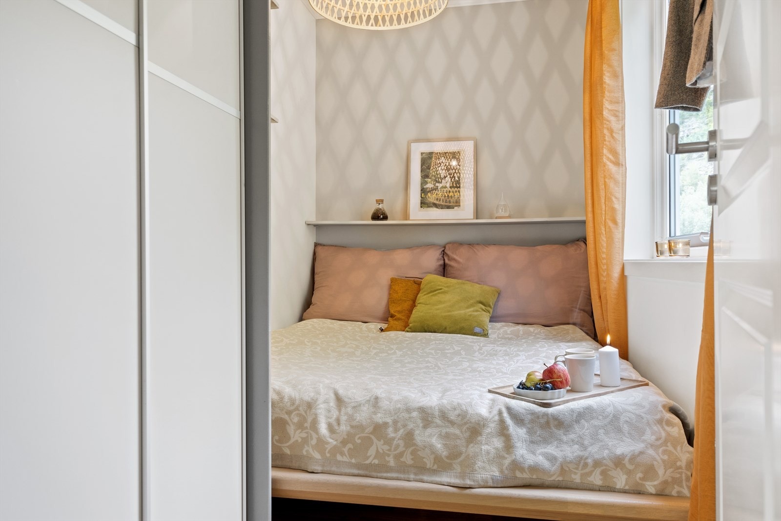 Lys og innbydende sovealkove med skyvedørsgarderobe. Galleribilde