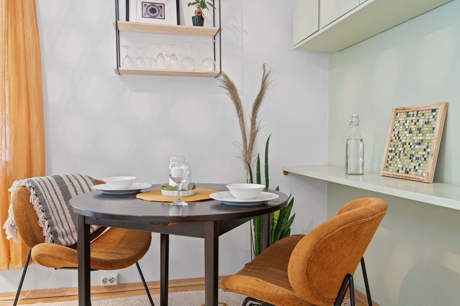 Det er fin plass til et lite spisebord. Galleribilde