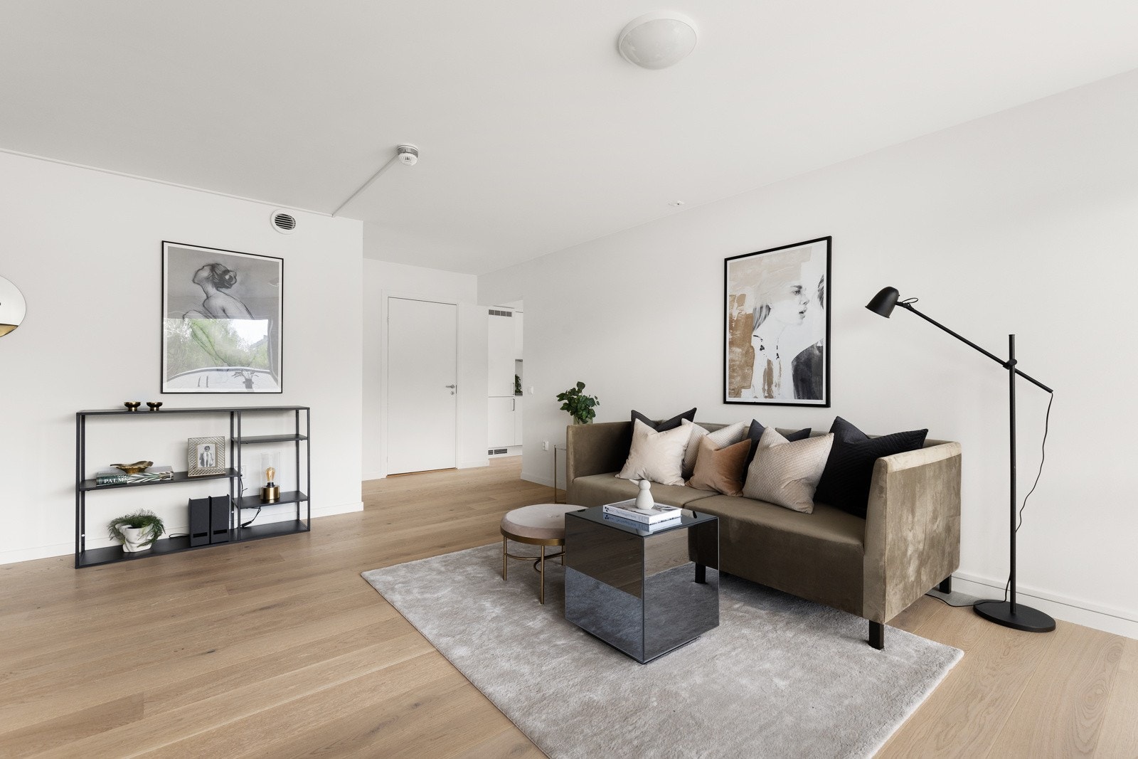 Leiligheten har god plass til sofa samt ønsket møblement. Galleribilde