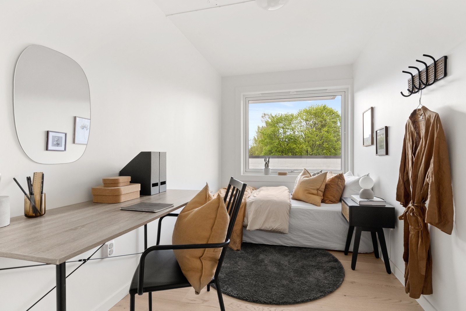 Romslig soverom med plass til dobbeltseng og kontorplass dersom dette er ønskelig. Galleribilde