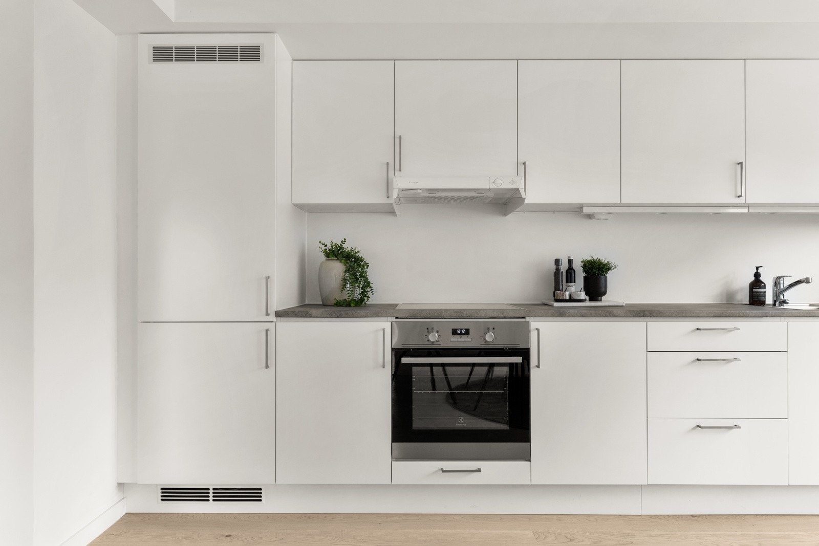 Det er god plass til oppbevaring i over og underskap. Galleribilde