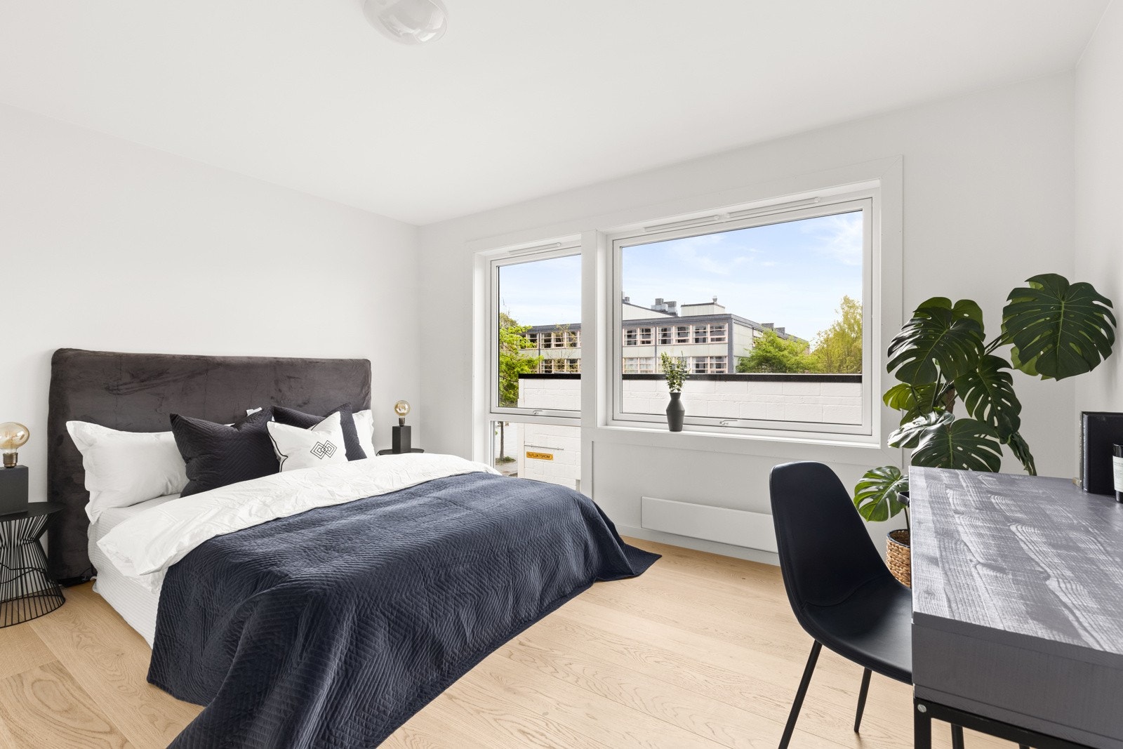 Lyst og luftig soverom med plass til ønsket møblement samt romslig garderobeløsning. Galleribilde