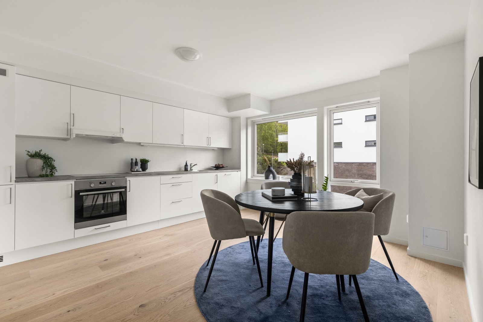 Klassisk kjøkken med slette overflater samt god plass til spisegruppe. Galleribilde