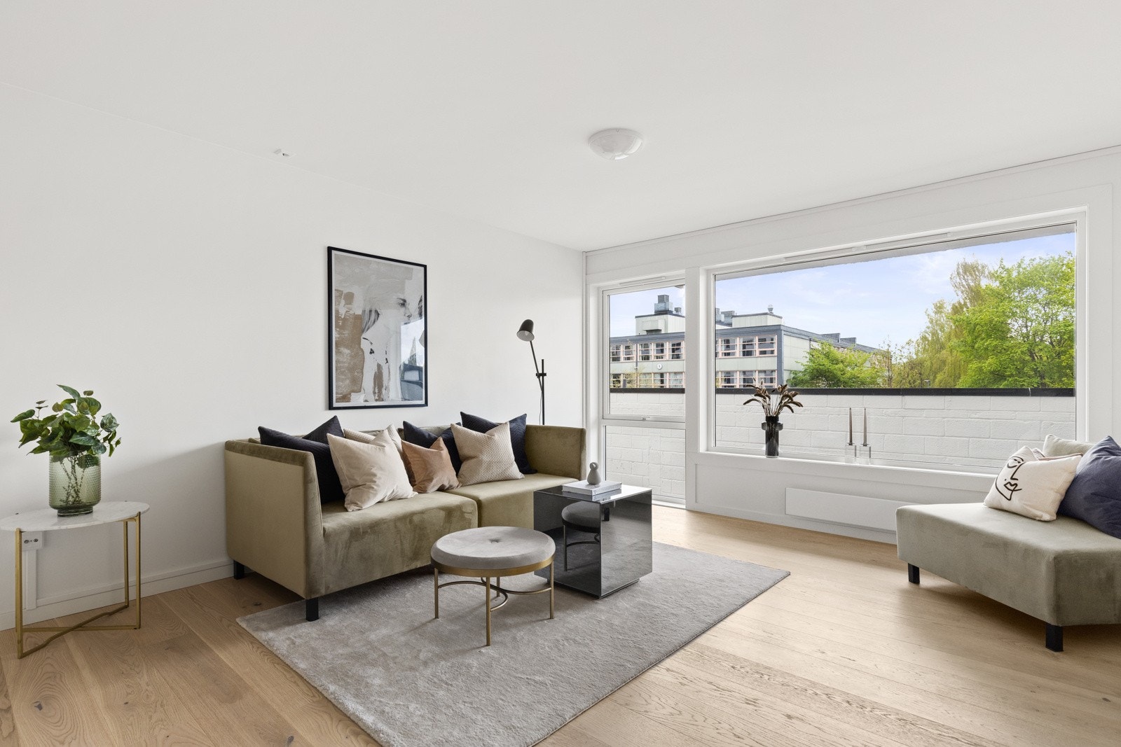 Velkommen inn i en lys og fin stue med store vindusflater som slipper inn rikelig med lys. Galleribilde