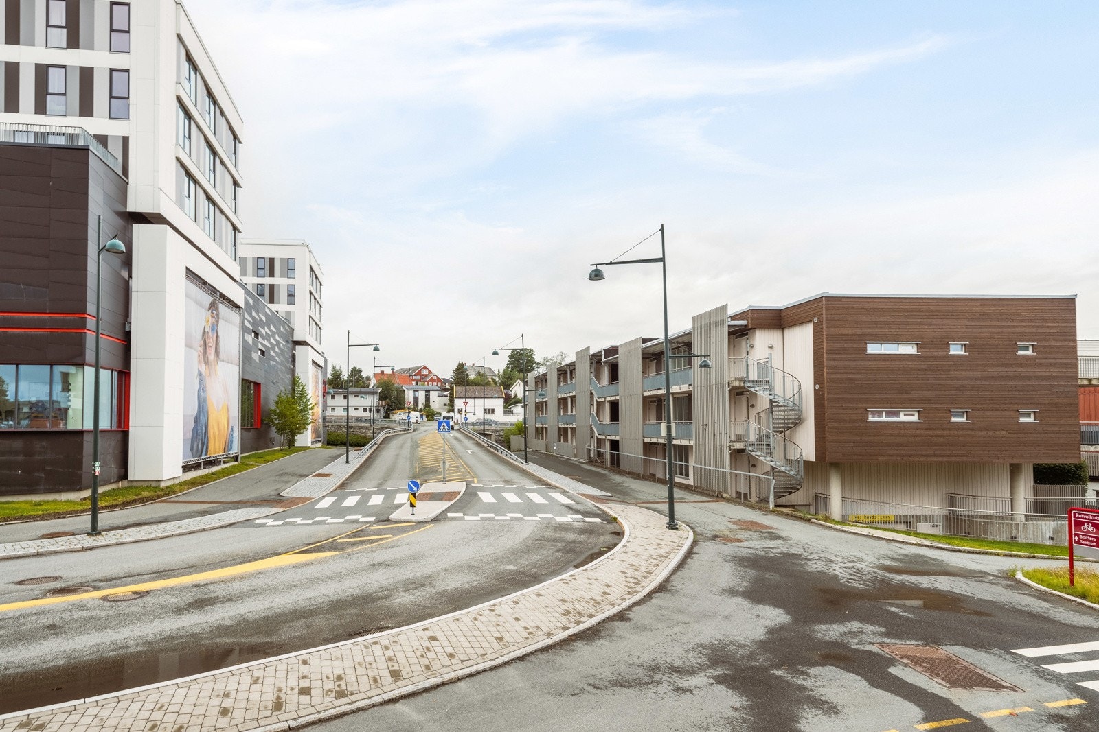 Leiligheten ligger som nærmeste nabo til Sirkus Shopping som er en av Trondheims største kjøpesenter. Galleribilde