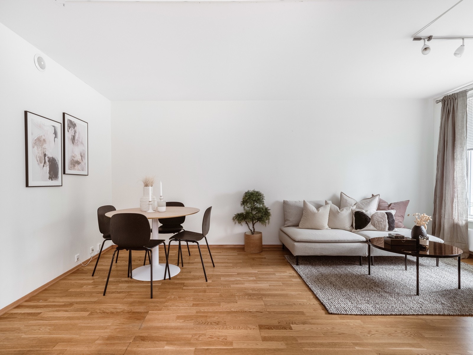 Boligen har gjennomgående delikate farge- og materialvalg, og svært godt med naturlig lysinnslipp. Galleribilde