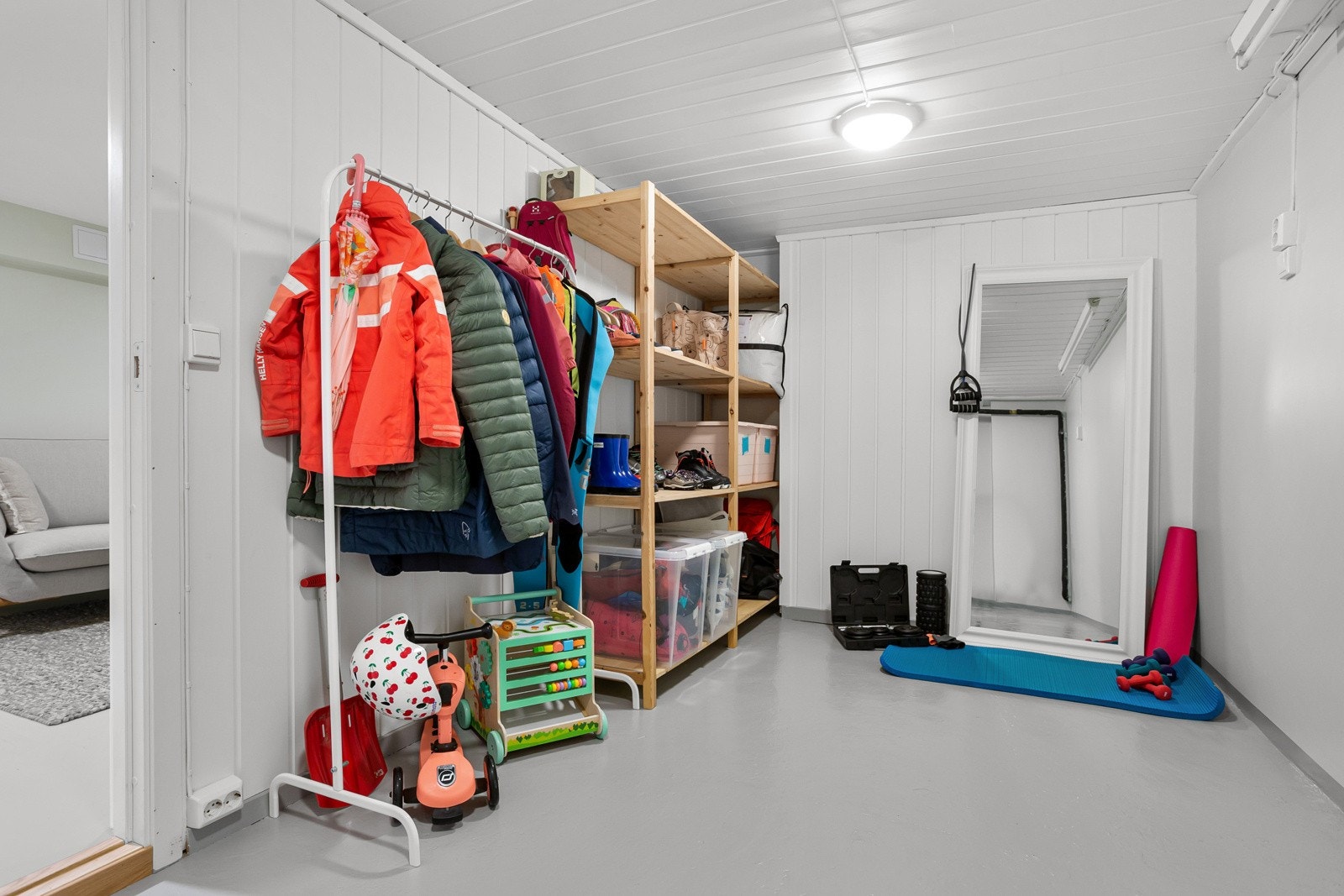 Boligen har ett stort rom for oppbevaring eller til bruk som hobbyrom. Her kan man sette inn alt fra enkle hyller og kurver til hele garderobeskap. Rommet egner seg også som trimrom. Galleribilde