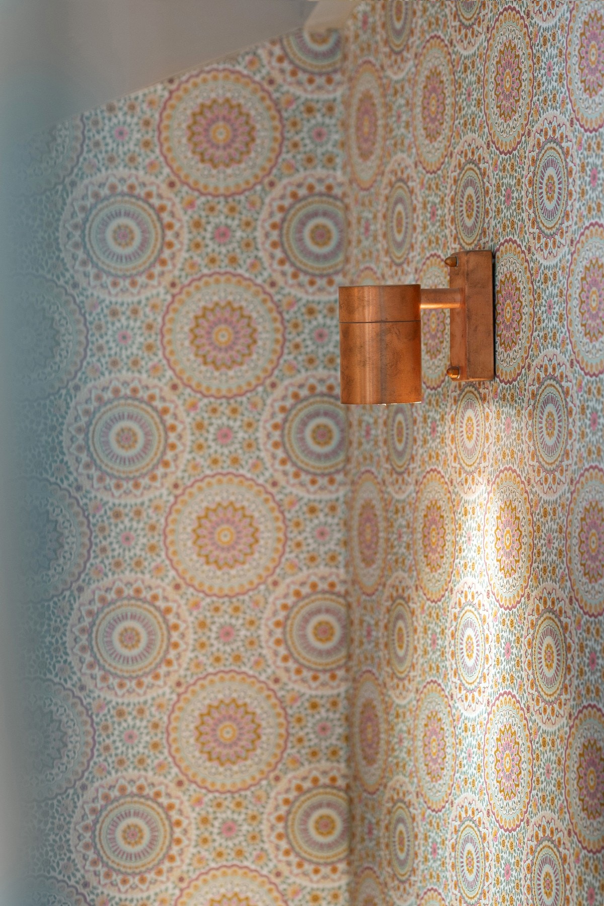 Dette vakre tapetdesignet er inspirert av fliser og mosaikkmønstre, og har et sirkulært blomstermønster i nydelig, varm livlig farge og er gjennomgående i hele trappeløpet - fra kjeller til andre etasje. Galleribilde