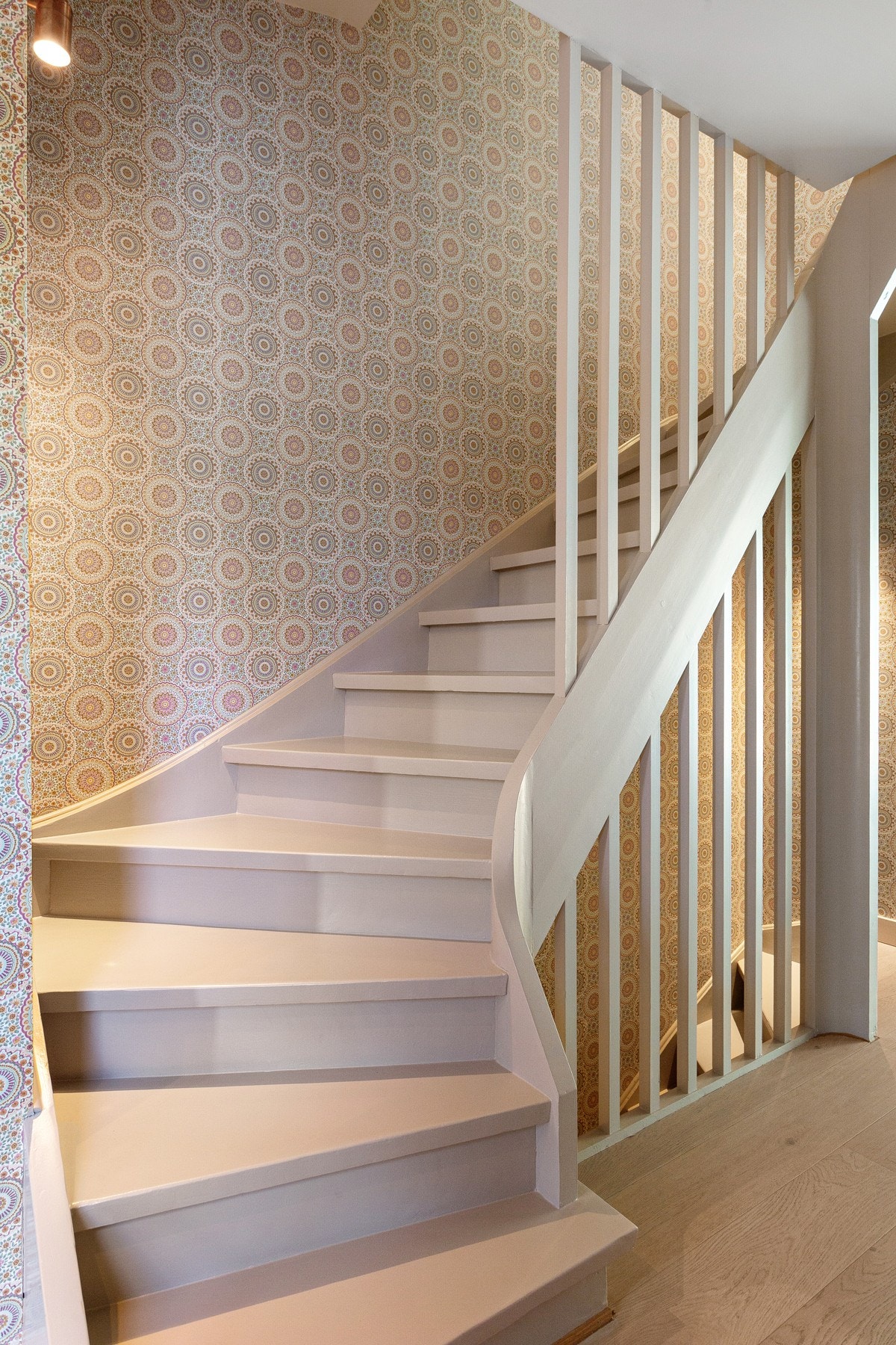 Her er det originale treverket i trappen bevart med noen oppgraderinger. Galleribilde