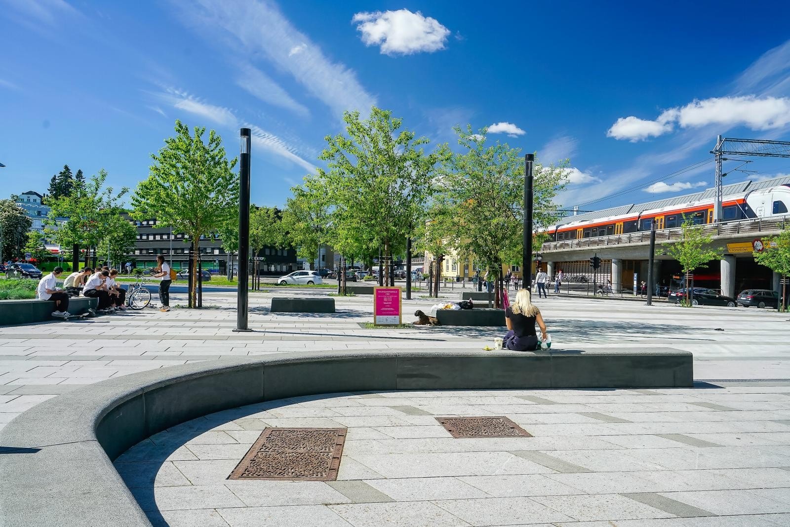 Kollektivtilbudet i området består av buss, trikk og tog. Skøyen stasjon ligger under femten minutter unna til fots og har åtte lokaltogruter, regiontog og flytog. Galleribilde