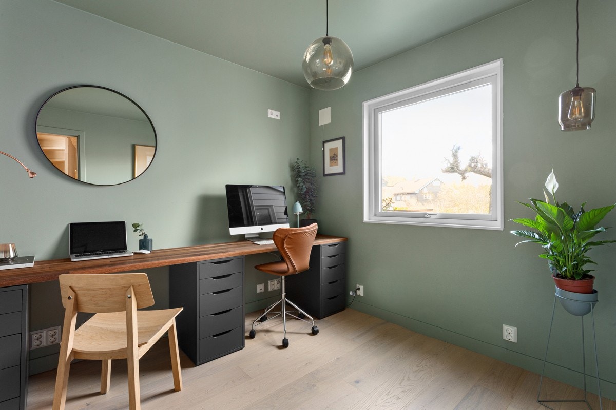 Det er lagt inn kablet datanettverk i huset for den som har behov for særlig stabil linje. Telenor leverer TV og internett og telefoni (fiber-bredbånd). Galleribilde