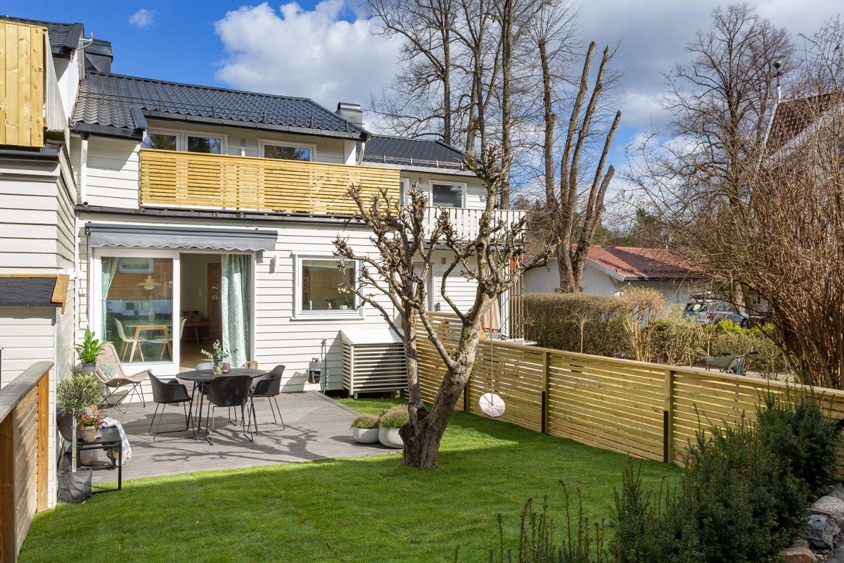 Rekkehus over 3 plan med solrik terrasse og hage beliggende innerst i barnevennlig blindvei. Galleribilde