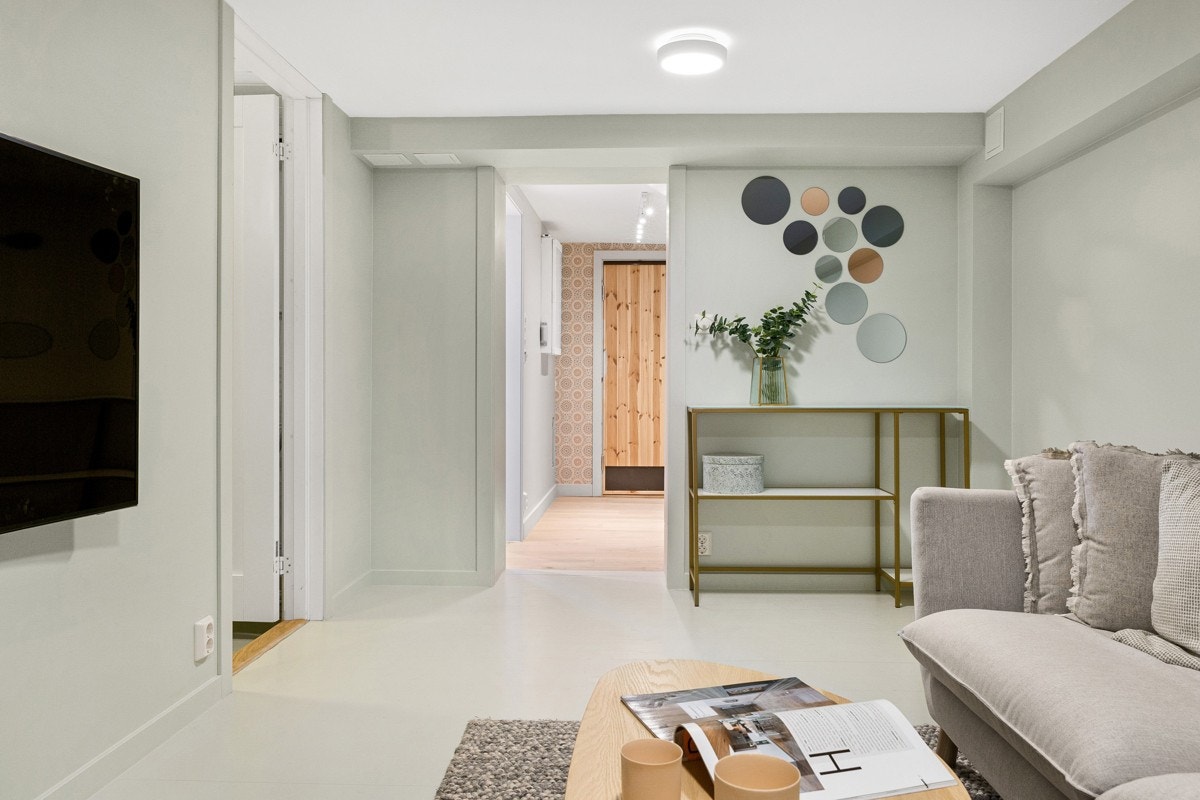 Boligen har en lun og koselig kjellerstue med lyse vegger og malt heltre furugulv. Her er det god plass for sofagruppe med tilhørende møblement. Galleribilde
