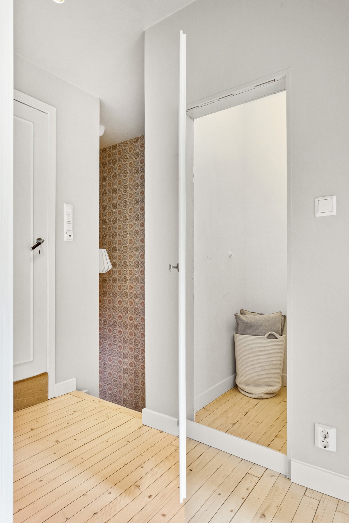 Boligen har også lagringsplass i bod i andre etasje som egner seg fint som garderobe. Det er i tillegg kaldt loft for lagring. Galleribilde