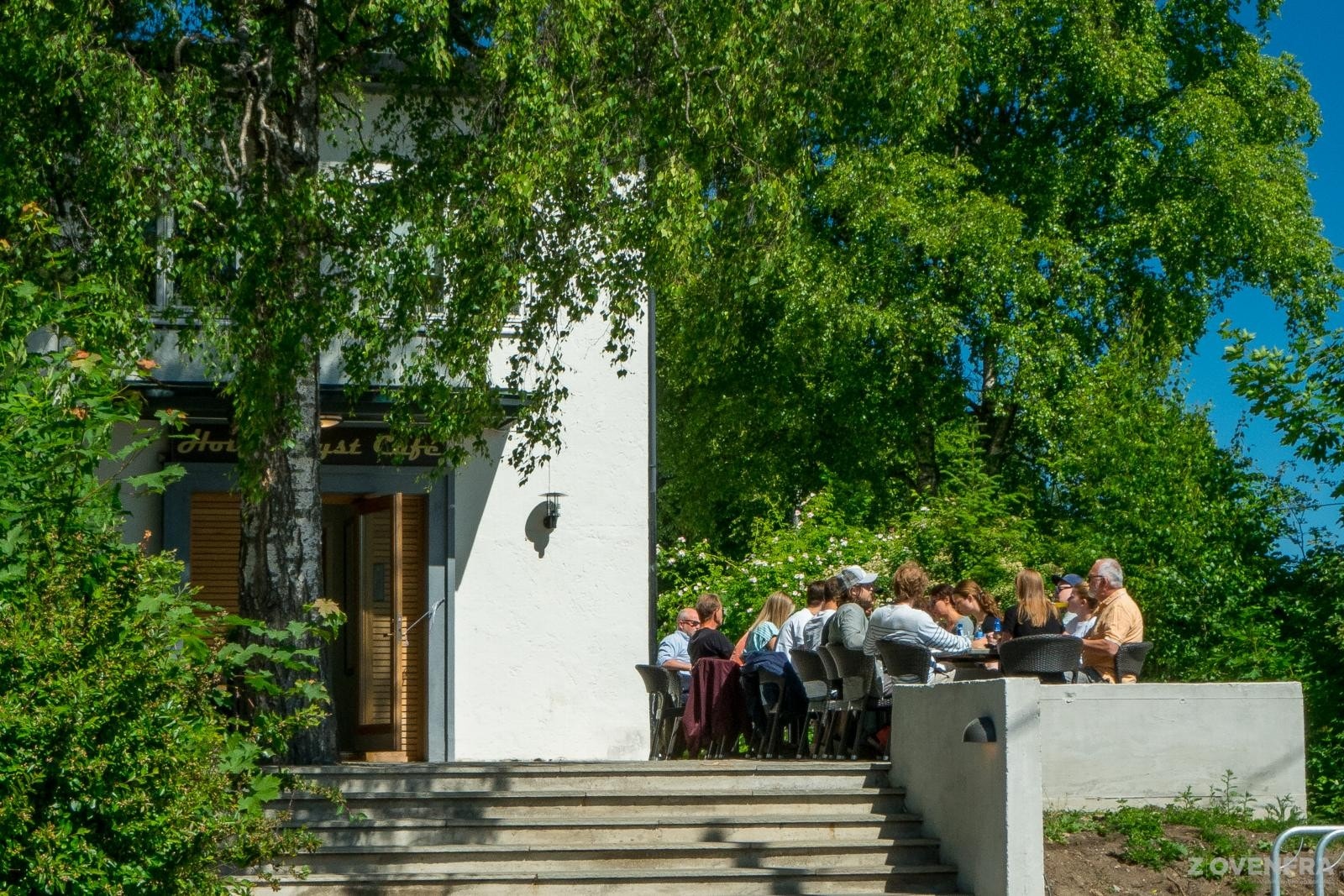 Det er videre kort vei til CC-vest og Fornebu senter som også har et veldig godt utvalg av fasiliteter og servicetilbud. Holgerslyst Café - La Maison, vis-a-vis Bestum Skole, kan by på herlig uteservering og lun atmosfære. Galleribilde