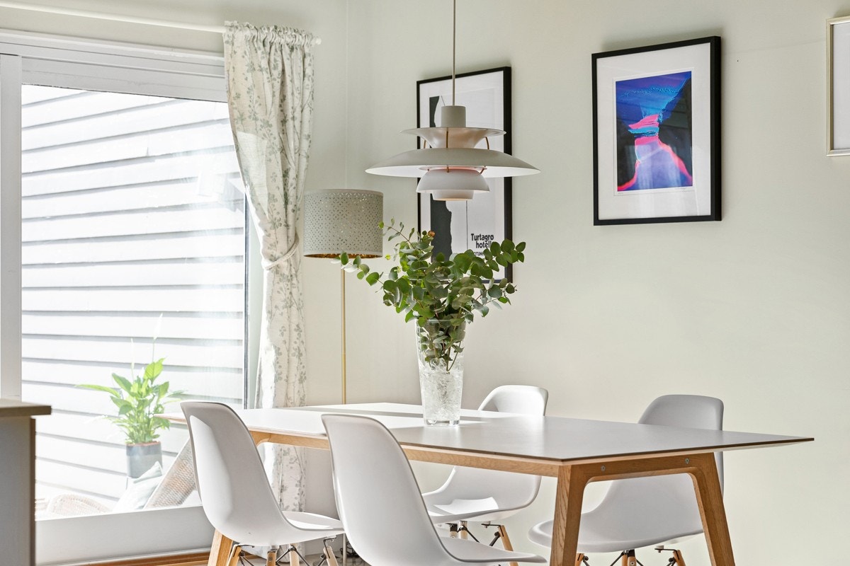 Stuen er lys og hyggelig med god plass til et langt spisebord og mange gjester. Galleribilde