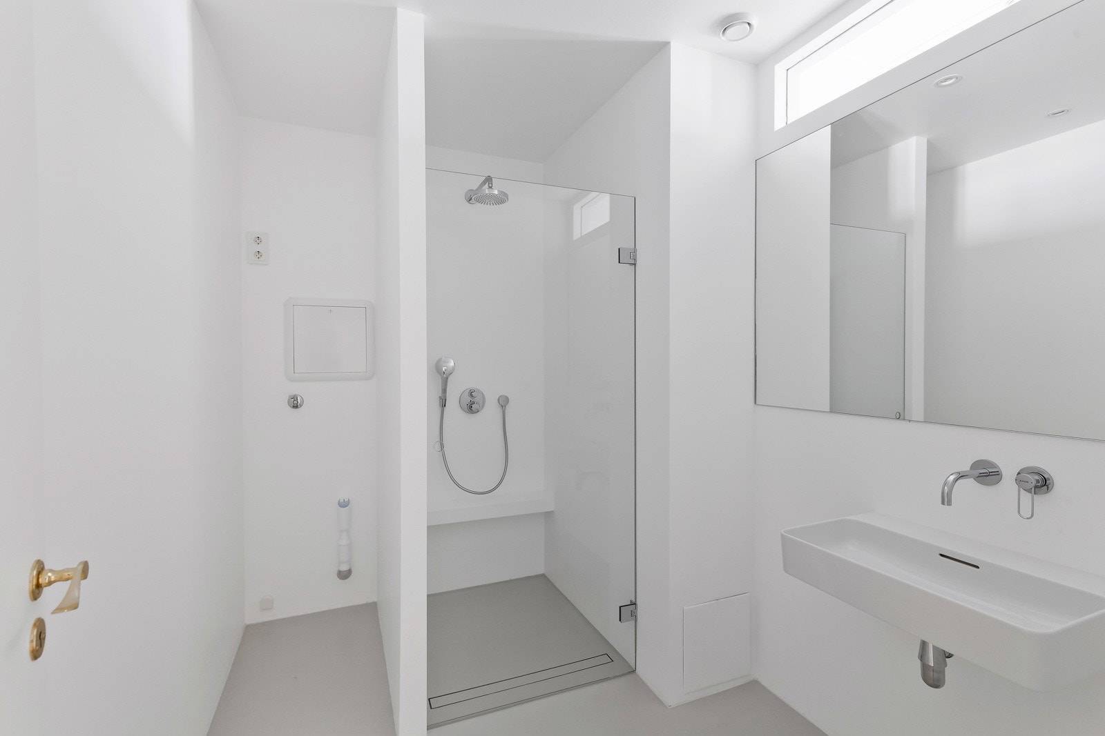 Baderom 2, like lekkert som det første, med stor dusjplass og opplegg for vaskemaskin. Galleribilde