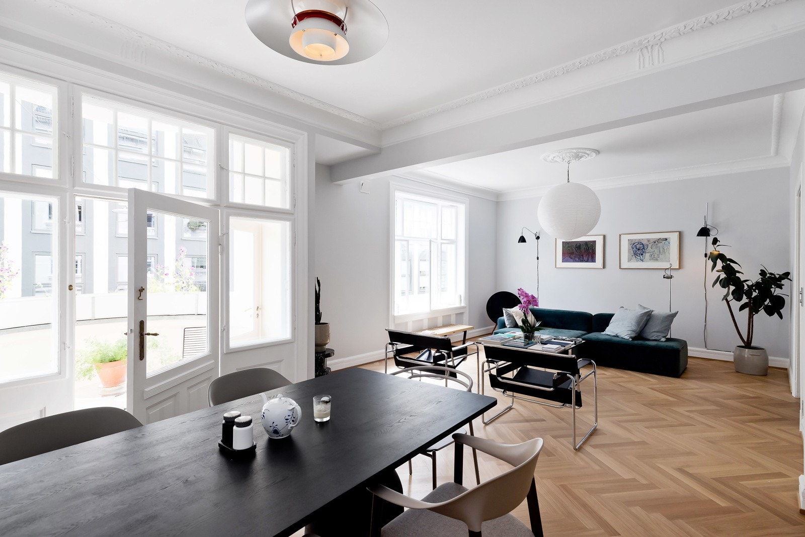 Store, klassiske vinduer sørger for generøse mengder med lys, og rommet bader i godt sollys på de fineste dagene. Galleribilde