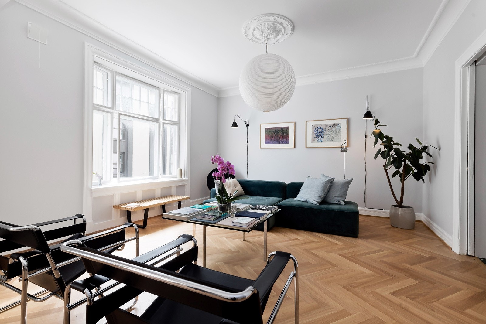 Leiligheten er i sin helhet nylig pusset opp med et gjennomført og eksklusivt preg. Galleribilde