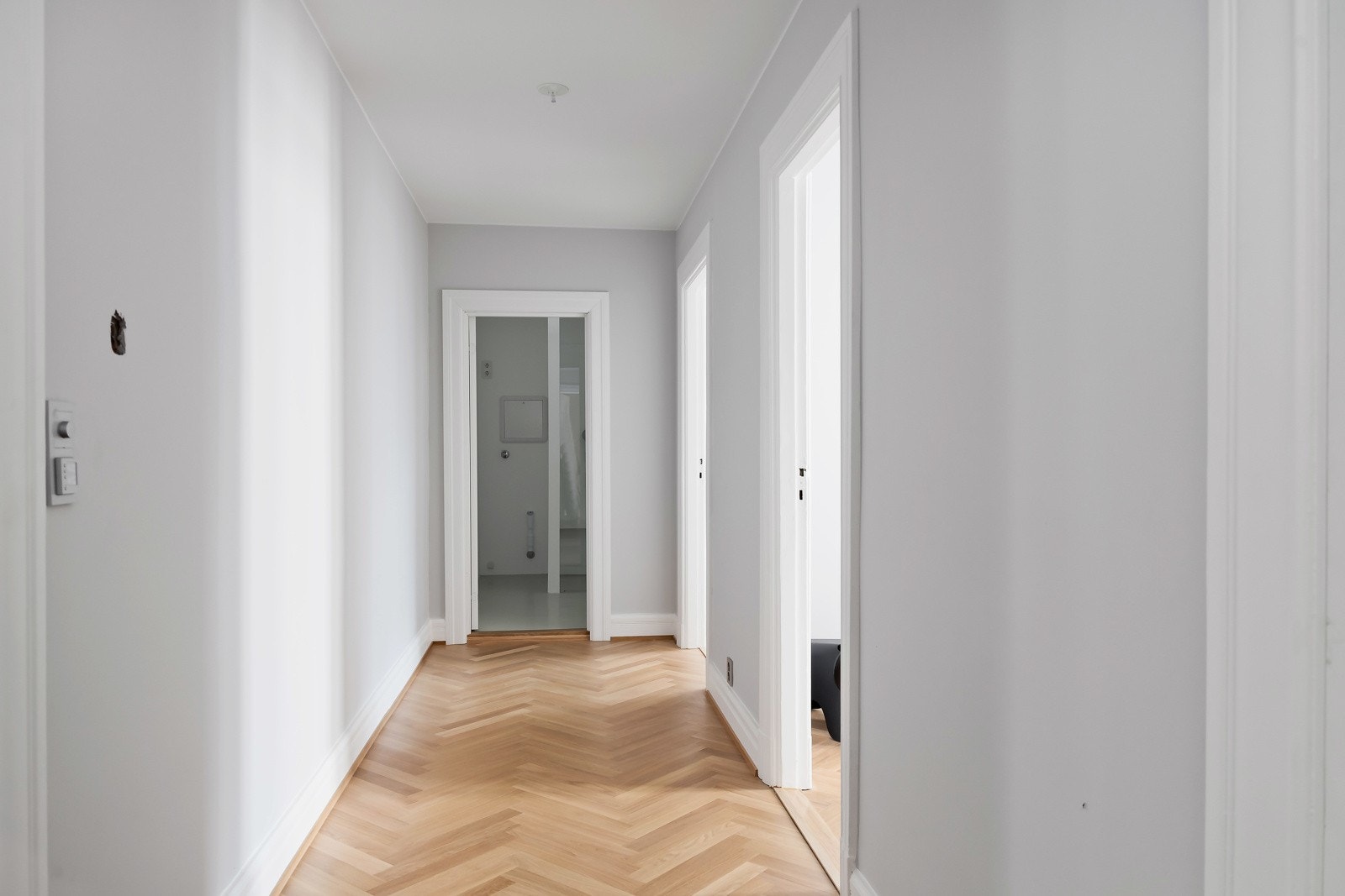 Leiligheten har totalt 3 soverom i hoveddel, alle vendt mot rolig bakgård, i tillegg et romslig bad og ytterligere et separat toalett. Galleribilde