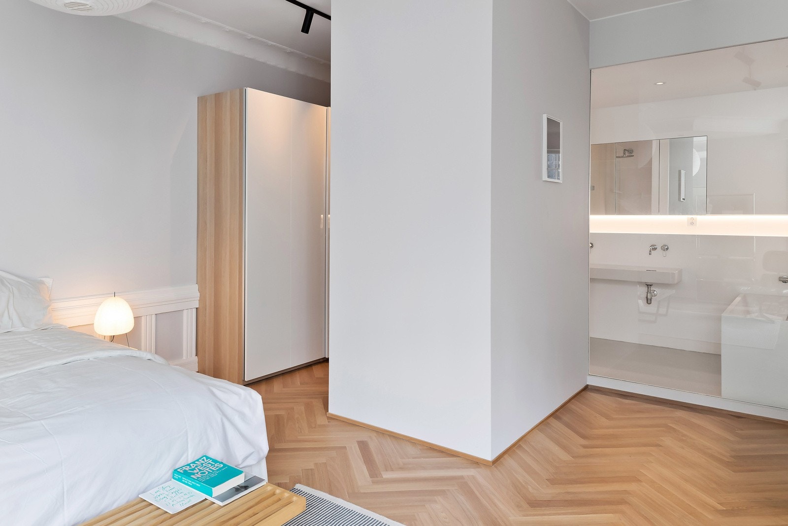 Legg merke til den lekre glassveggen mot badet samt eget walk-in closet. Galleribilde