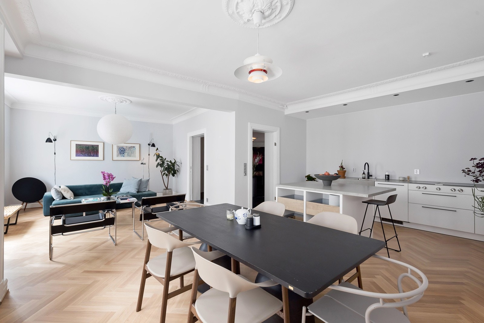 Et stilsikkert og innholdsrikt hjem med en særskilt god atmosfære. Galleribilde