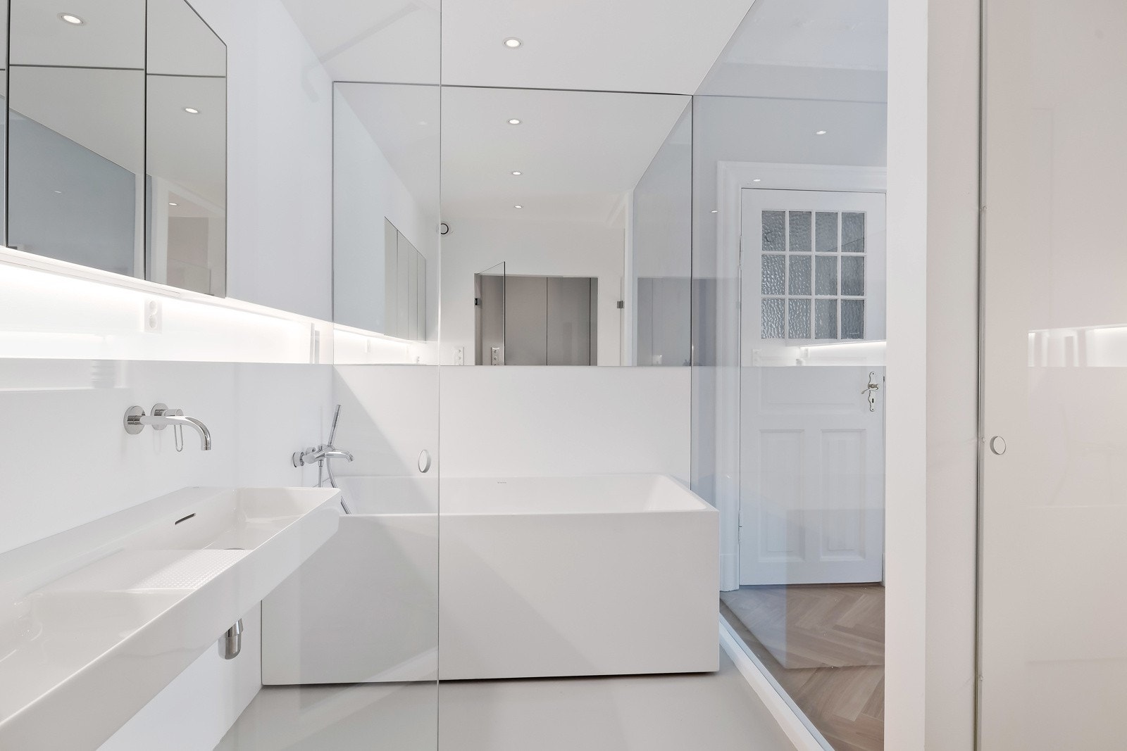 Overflater av epoxy sørger for et rent og ikke minst luksuriøst uttrykk, i vakker kombinasjon med øvrige detaljer i sølv. Galleribilde