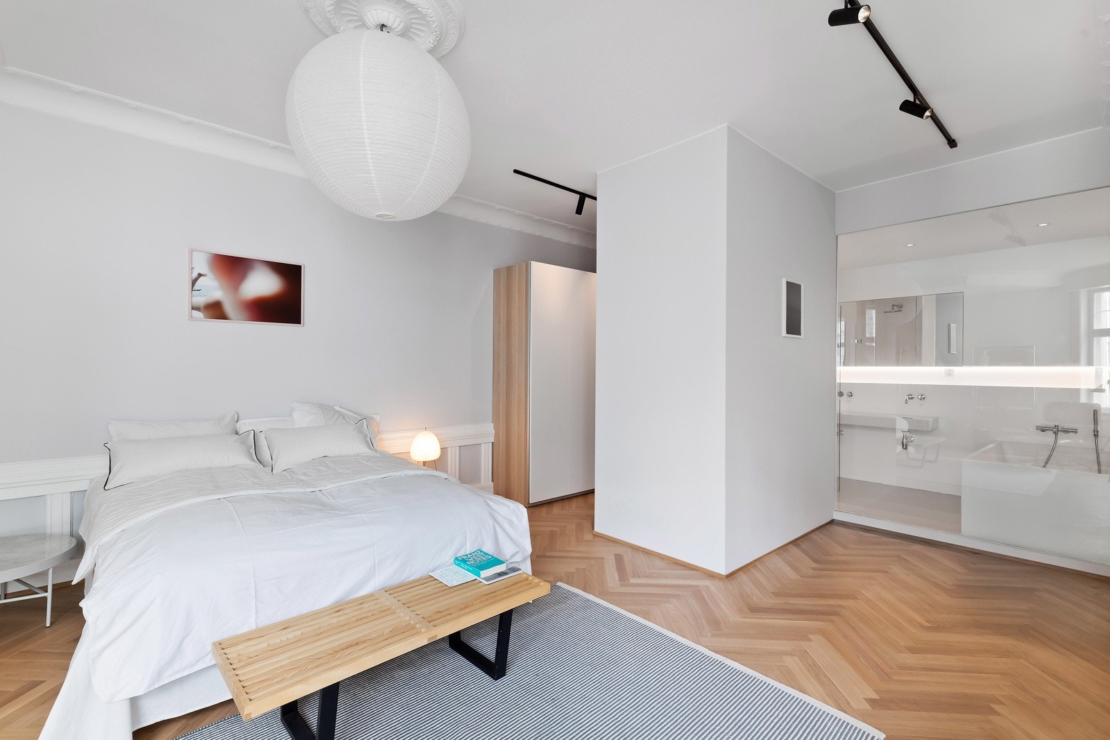 Et fantastisk en-suite soverom og deres egne frisone - et pusterom i en ellers hektisk hverdag. Galleribilde