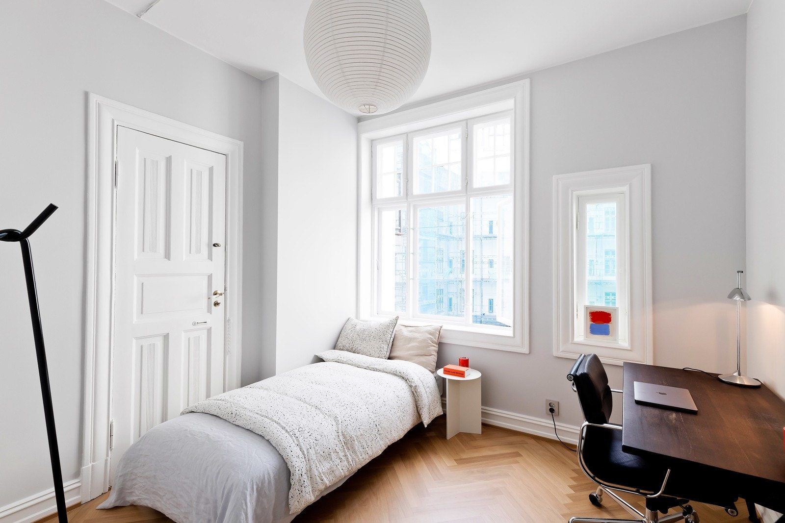 Soverom 3 av god størrelse og med et generøst lysinnslipp. Barnerom, gjesterom, kontor? Galleribilde