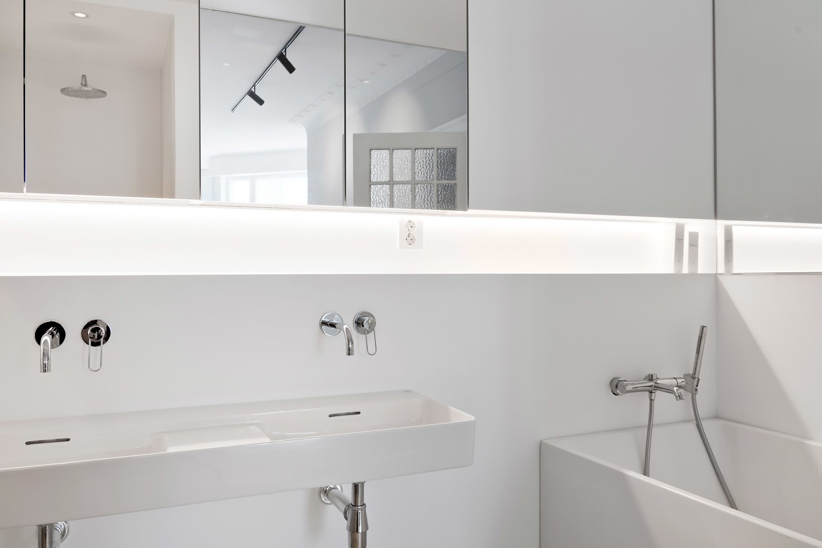 Badet byr på velvalgte materialer, tøff belysning og smarte plassbygde løsninger. Et bad med et minimalistisk preg, likevel så innholdsrikt! Galleribilde